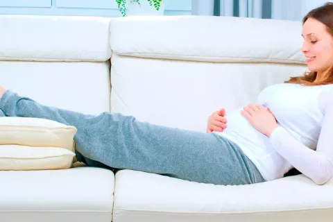 Los bebés de madres sedentarias presentan menor saturación de oxígeno Mujer embarazada sedentaria