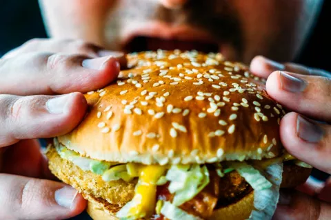 Asocian la obesidad con una menor percepción del sabor Hombre con obesidad y mal percepción del sabor