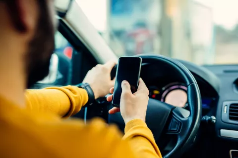 Padres millennials, los que más se distraen al volante con el móvil Padres millennials conduciendo y distraido por el móvil