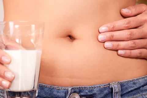 Tomar lácteos a diario ayuda a prevenir el síndrome metabólico Mujer tomando lácteos para prevenir el síndrome metabólico