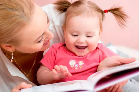 Leer todos los días a los niños pequeños mejora su comportamiento Niña pequeña leyendo con su madre para mejorar su comportamiento