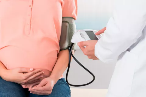 Las embarazadas hipertensas tienen más riesgos cardiovasculares Embarazada con riesgo de hipertensión