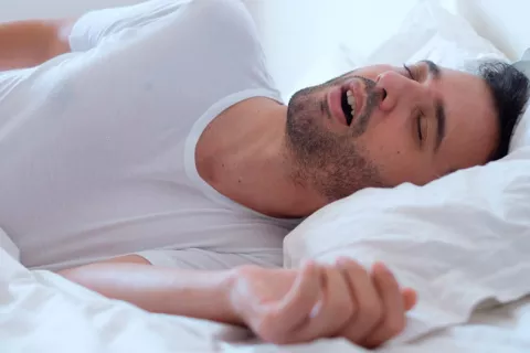Combinar atomoxetina y oxibutinina mejora un 63% la apnea del sueño Hombre con problemas de apnea del sueño