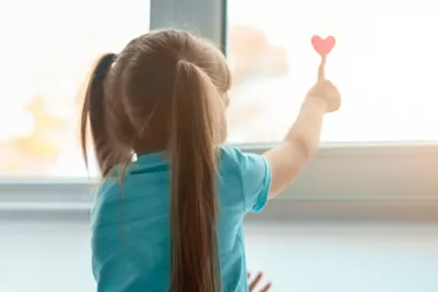 Hallan nuevas pistas que explican cómo se origina el autismo Chica con autismo