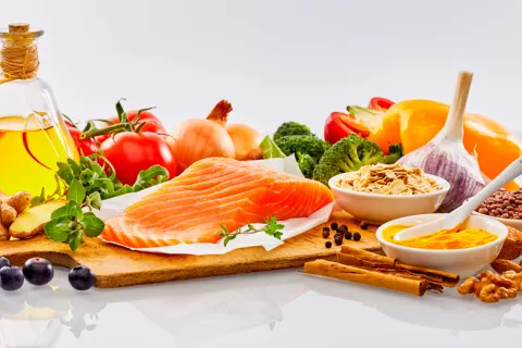 Dieta mediterránea con aceite de oliva virgen extra Alimentos típicos de la dieta mediterránea