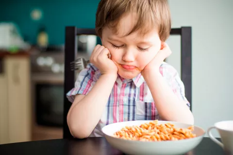 La conducta alimentaria atípica en niños posible indicativo de autismo Niño con una conducta alimentaria atípica y posible autismo