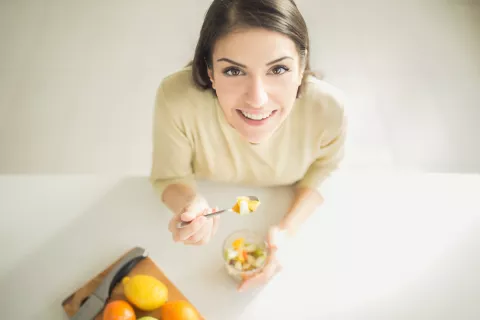 El riesgo de preeclampsia se puede reducir con una dieta rica en fibra Embarazada tomando dieta rica en fibra