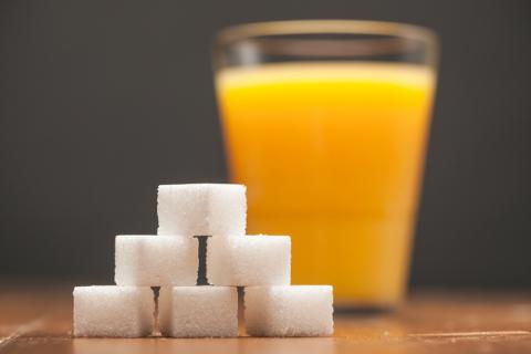 Bebidas azucaradas y zumo ligados a riesgo de cáncer
