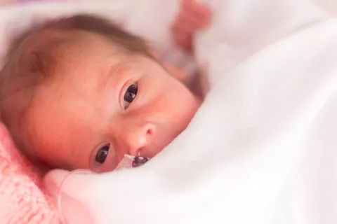 A los bebés prematuros les será más difícil tener pareja e hijos Bebé prematuro