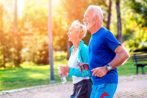 pareja de personas mayores realizando ejercicio para prevenir la demancia