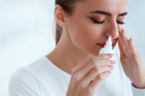 Mujer utilizando un fármaco nasal para la hipoglucemia