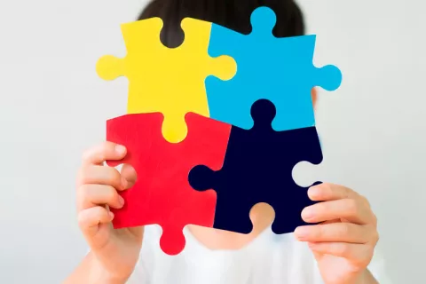 Asocian el autismo con altos niveles de estrógenos en el útero materno Niño autismta