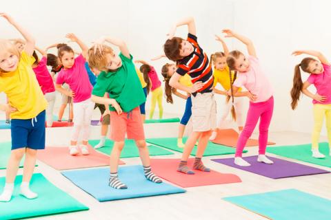 Niños y niñas realizando ejercicio para mejorar su función pulmonar