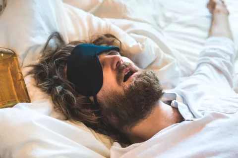 Tener resaca merma la función ejecutiva cerebral y la memoria Hombre con resaca