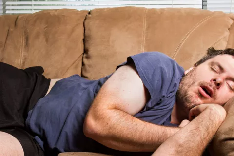 Asocian las siestas de más de una hora con diabetes tipo 2 y obesidad Hombre con obesidad y diabetes durmiendo la siesta