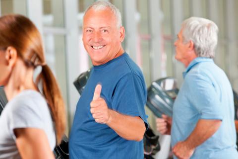 Personas mayores haciendo ejercicio en el gimnasio
