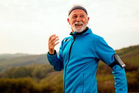 Hombre con problemas cardiovasculares realizando ejercicio 