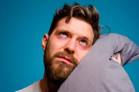 Dormir muchas horas, o muy pocas, puede aumentar el riesgo de infarto Hombre con problemas de sueño