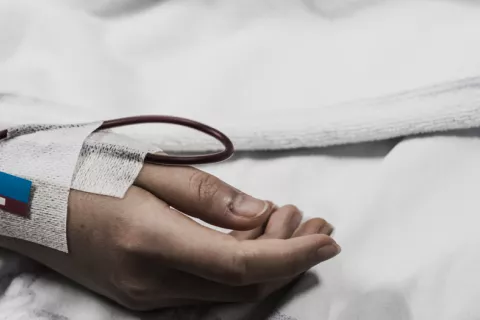 El cáncer, principal causa de muerte por enfermedad en países ricos Persona en el hospital por cáncer