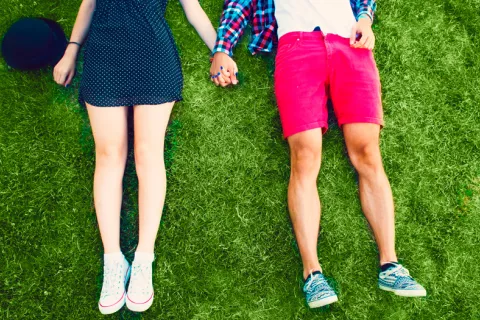 Los adolescentes sin citas amorosas tienen menos riesgo de depresión Adolescentes con citas amorosas