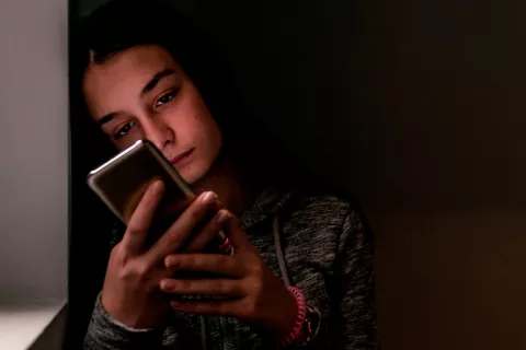 Adolescente que usa las redes sociable