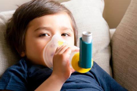 Niño con problemas de asma