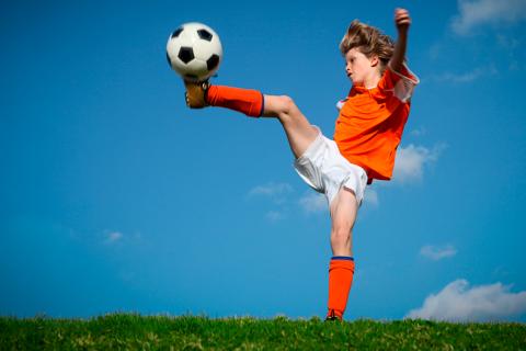 Niño especializado en un deporte desde la niñez