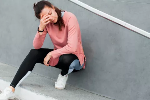 Abusar del ejercicio físico puede hacer que tomemos malas decisiones Chica abusando del ejercicio físico