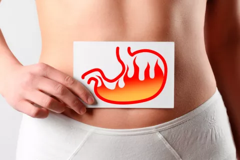 Sanidad retira la ranitidina oral al contener un posible carcinógeno Persona con reflujo y problemas en el estómago