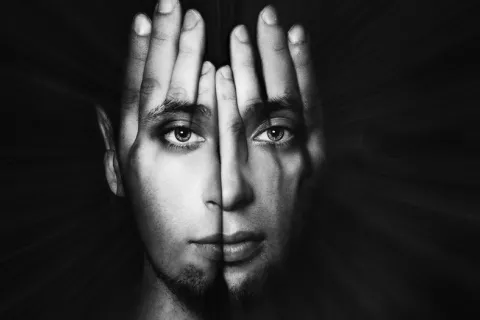 Un nuevo fármaco mejora los síntomas sociales de la esquizofrenia Hombre con síntomas de esquizofrenia