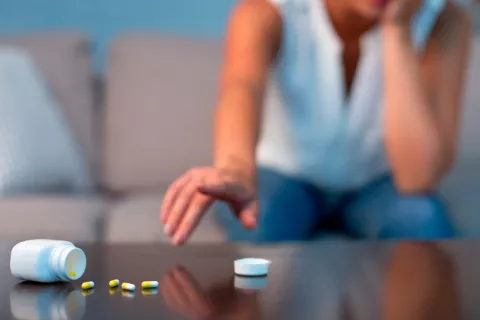 Relacionan los antidepresivos en el embarazo con diabetes gestacional Mujer embarazada tomando antidepresivos
