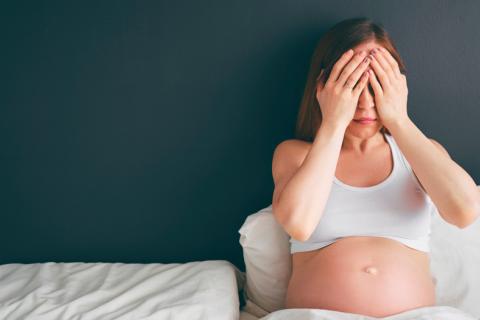Mujer embarazada con estrés