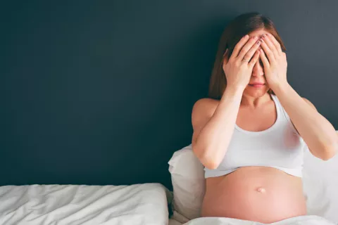 Muestran que el estrés materno afecta al desarrollo cerebral del feto Mujer embarazada con estrés