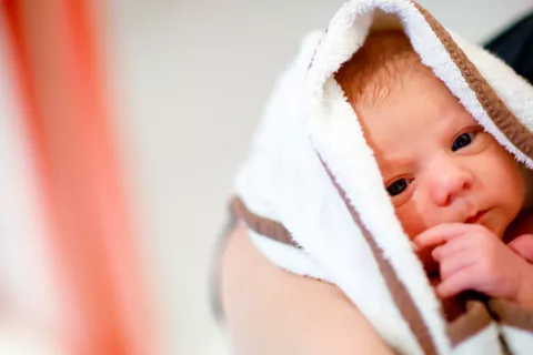 El estrés materno puede influir en el sexo fetal y adelantar el parto Nacimiento de niñas debido al estrés materno