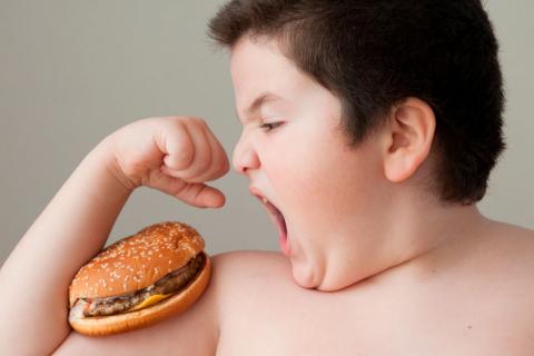Niño con problemas de obesidad