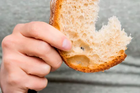 Nueva técnica podría permitir a los celíacos tolerar el gluten Persona con problemas de celiaquía