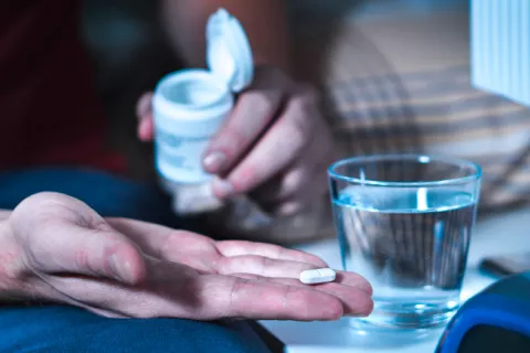 Tomar los antihipertensivos por la noche reduce el riesgo de infarto Persona tomando antihipertensivos antes de dormir