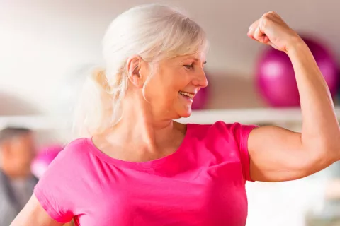 Mujer mayor realizando ejercicio para evitar el riesgo de fracturas