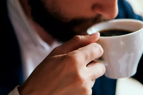 Beber café puede proteger frente al cáncer de hígado Hombre tomando café