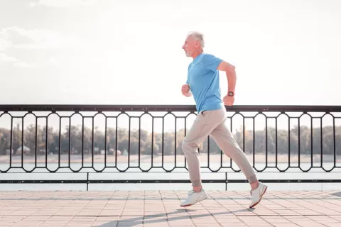 Hombre realizando ejercicio físico tras un infarto