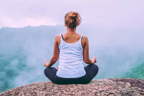 Mujer meditando 20 minutos al día