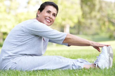 Mujer con fibromialgia realizando ejercicio físico