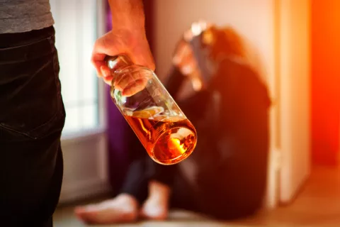 El machismo reduce la esperanza de vida de los hombres en las Américas Hombre machista con una adicción al alcohol