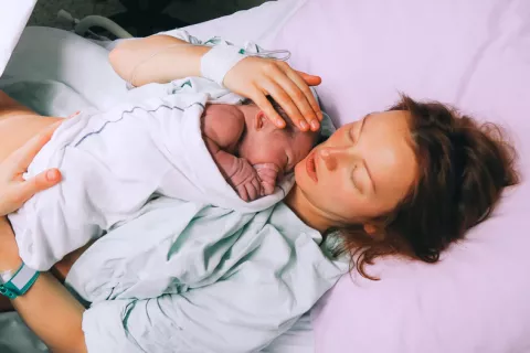 Inducir el parto en la semana 41 puede evitar riesgos al bebé Mujer después del parto