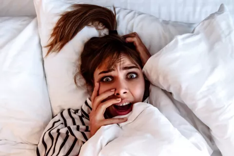 Las pesadillas nos preparan para enfrentar mejor los miedos reales Mujer teniendo pesadillas