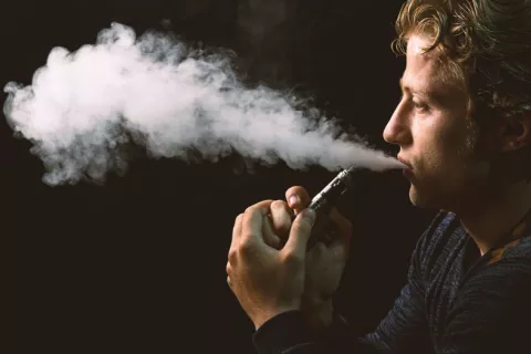 Vapear cigarrillos electrónicos asociado a mayor riesgo de depresión Hombre con síntomas de depresión vapeando