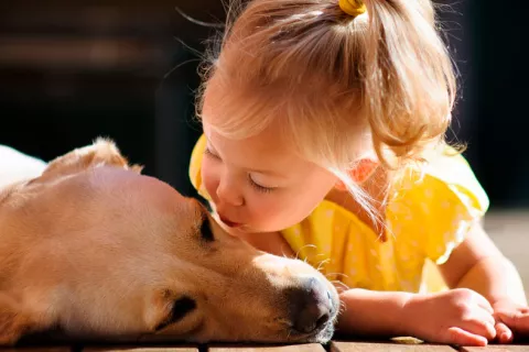 Niña con su perro