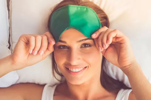 Dormir bien compensa el riesgo genético de enfermedad cardiovascular Mujer durmiendo bien