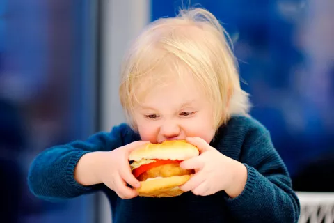 Niño con problemas de obesidad infantil por la alimentación