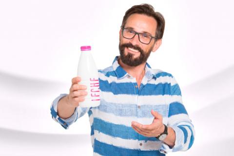 Persona bebiendo leche desnatada